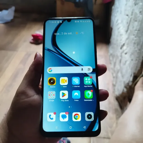 Vendo celular realme c61 256 giga e 18 de RAM detalhe na tela não interfere em nada