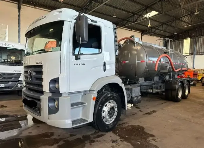 Vw 24250 Truck limpa fossa 2012