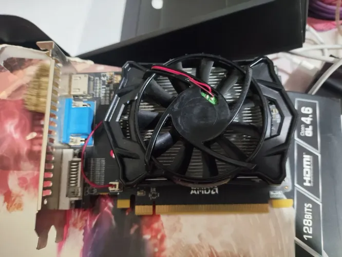 Placa de vídeo AMD Radeon HD6570 4GB GDDR5