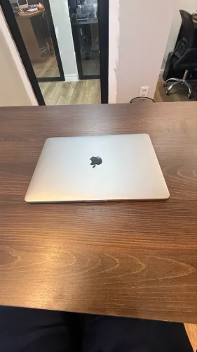 MacBook Pro 13? 2018 conservado! Touch Bar, tudo funcionando, nunca aberto.