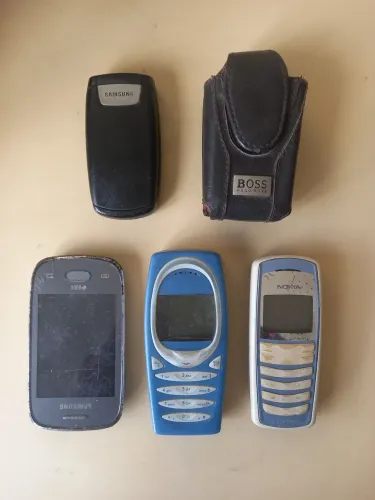 Celulares total 4 para colecionadores só o pretinho sansung funciona todos sem bateria