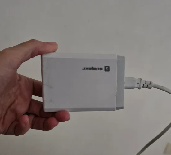 Hub de carregamento rápido Sumexr de cor branca com 6 portas USB.