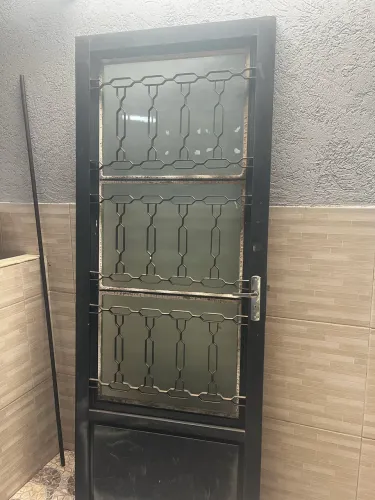 Porta de ferro com chave 