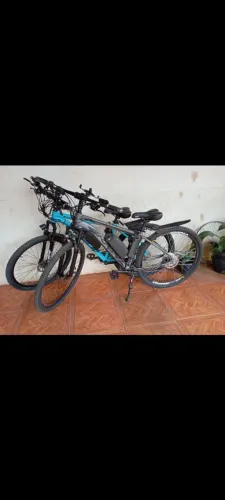 Duas bicicletas elétricas.