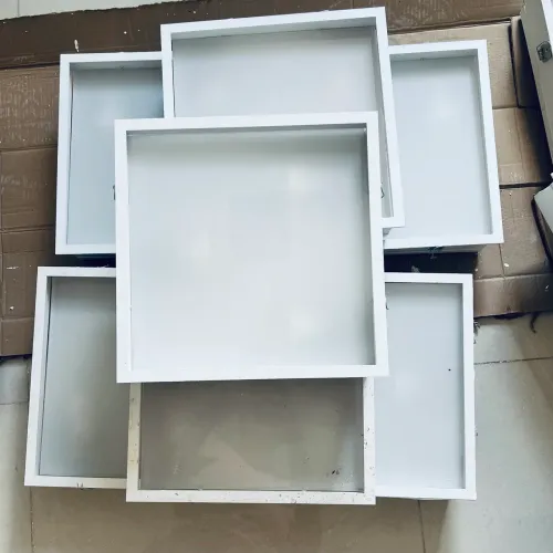 Plafon de embutir com lâmpadas 32x32