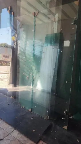 Duas portas de vidro blindex 10mm de abrir R$250 CADA novas vendo só o vidro e NAO 