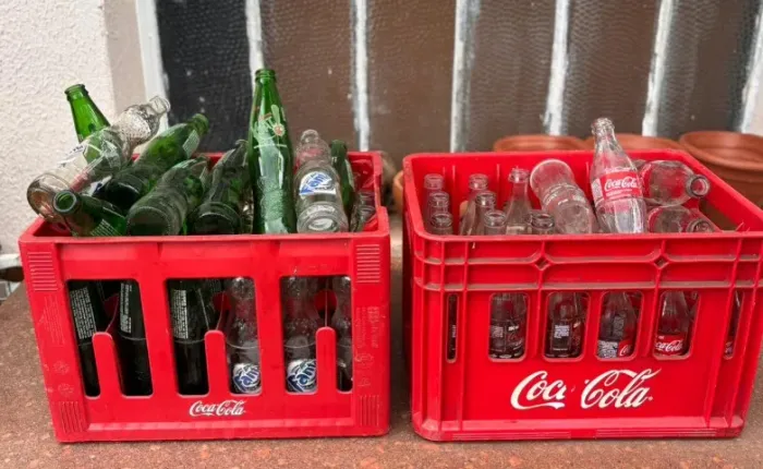 dois engradados de coca-cola com 61 garrafas cascos ks de kuat Fanta e coca-cola
