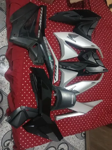 Abas da titan 160 lado esquerdo e direito é outras peças da moto