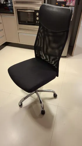 Vendo Cadeira Executiva para Escritório Preta Sem Braço