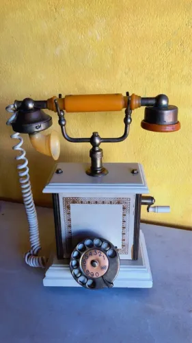 Lindo Telefone Antigo Feito de Madeira e baquelite 