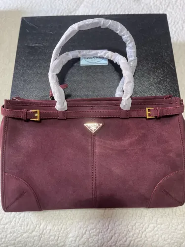 Bolsa Prada em Camurça Bordô - Logo Triangular Dourado