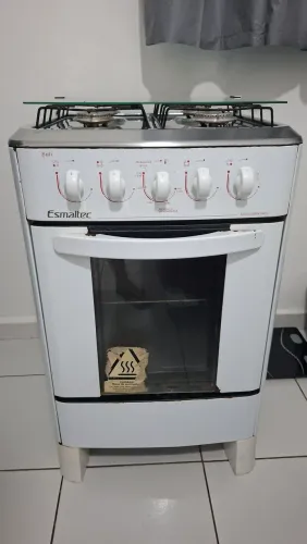 Fogão branco quatro bocas