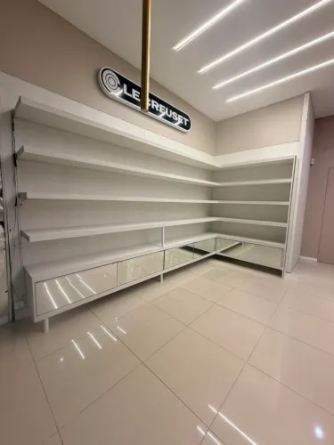 Armário expositor para loja com led nas prateleiras 