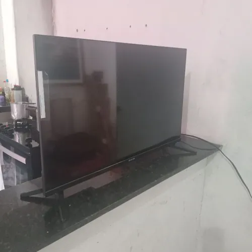Tv 32 polegadas usada a 2 meses nova pega Internet, TV, Netflix etc... valor 700$