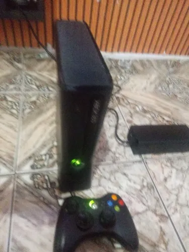 Xbox slim funcionando perfeitamente vai com fonte original controle e hd com 11 jogos 