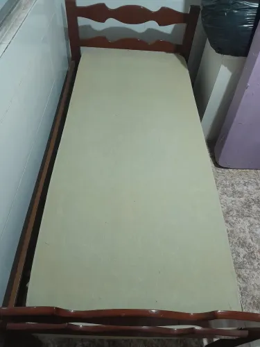 Cama de solteiro de madeira com colchão