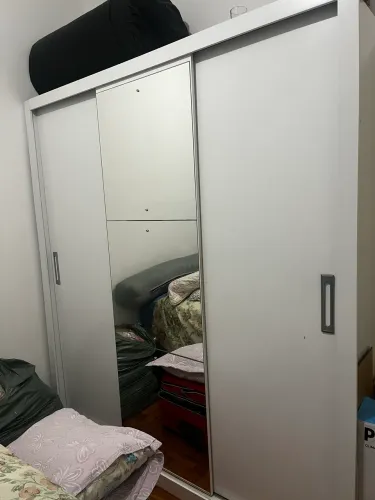 Guarda roupas com espelho