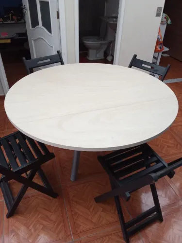 Vondo uma linda mesa com 4 cadeiras