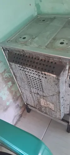 Fogão quatro bocas esta funcionando perfeitamente só não tem a tampa de vidro