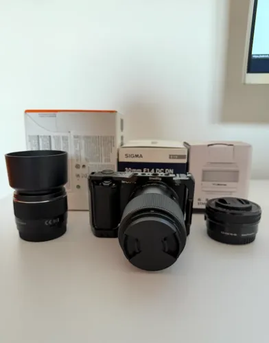 Sony ZV-E10 4K + 3 Lentes Sigma, Yongnuo e Sony + SmallRig + Bateria Extra