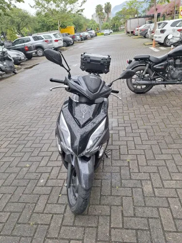 Honda Elite 2023. Único dono. Muito nova. Acompanha baú de qualidade com Forração. Nova!!