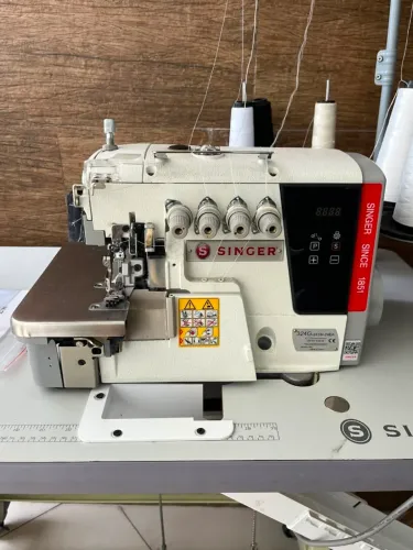 Maquina de Costura Overloque Singer