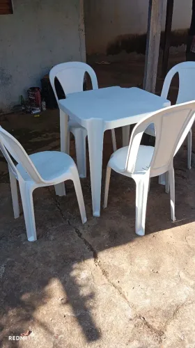 Mesa de plástico com 4 cadeiras