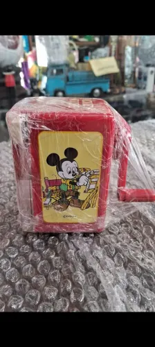 Apontador de lápis Mickey Mouse manual vintage com manivela, funcionando
