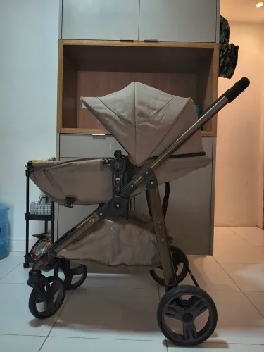 Carrinho de bebê Galzerano com bebê conforto