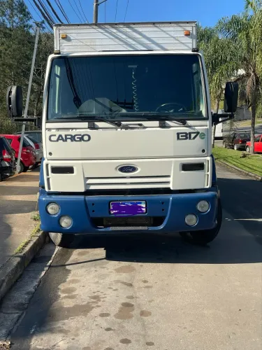 Caminhão Ford cargo 1317 E com baú 