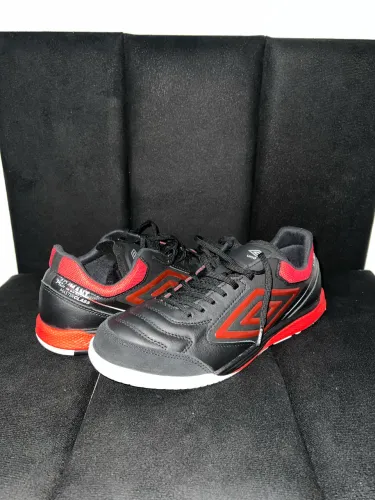Chuteira Futsal Umbro Adamant Master Class Pro Bump Unissex - Vermelho e preto