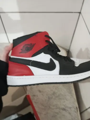 VENDO TÊNIS AIR JORDAN VERMELHO NOVO NUNCA USADO NA CAIXA 70 reais