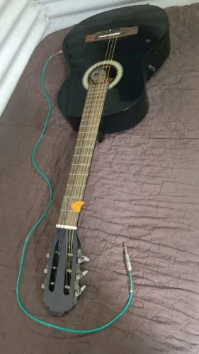 Violão elétrico, regulado por um profissional para ser adequado aos iniciantes! 9.8.3