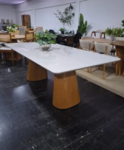 Mesa lírio 2,20x1,10 tampo de vidro base madeira