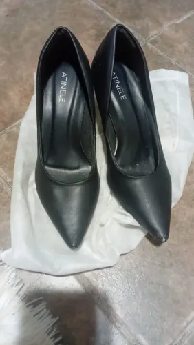 Scarpan Atinele preto fosco, salto e bico fino, tamanho 35. R$45 
