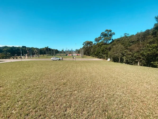 Lote com vista para Lagoa de Ibiraquera no Condomínio Lagoa Azul