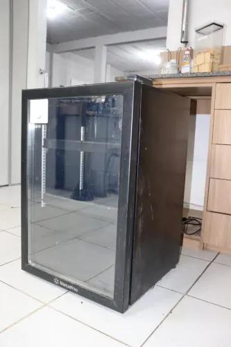 Refrigerador expositor vertical 85L 220V Metalfrio