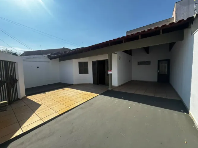 Casa com 5 Quartos para alugar, 220 m² por R$ 5.500/mês - Universitário - Londrina/PR