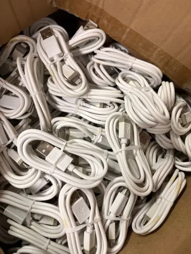 Lote com 400 Cabos USB para iPhone Lightning - Brancos
