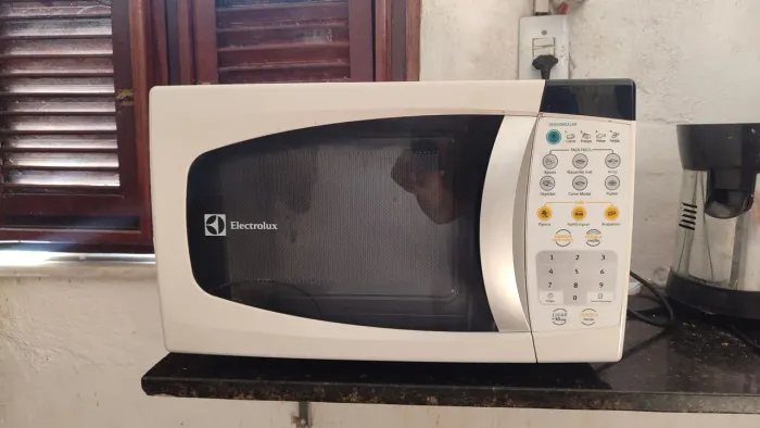 Vendo um microondas Electrolux 20 l