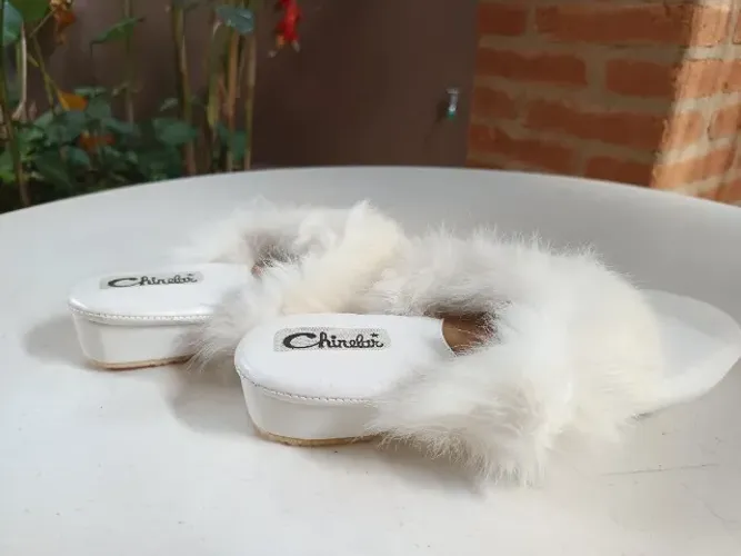 Chinelo Mule Feminino Chixelar 8 - Branco com Pelinhos - Luxo e Conforto