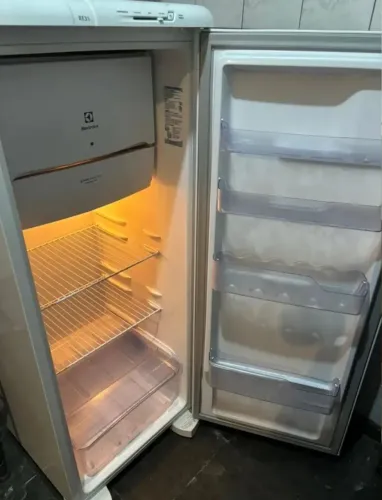 Vende-se geladeira