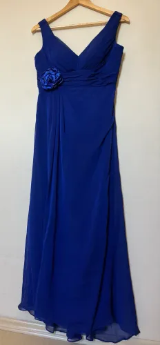 Vestido longo azul royal, tecido leve (chiffon), na cintura, ideal para festas.