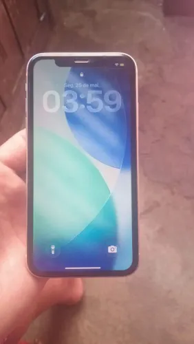 Célula pra vende iPhone 11 carregador original semi novo tudo original 