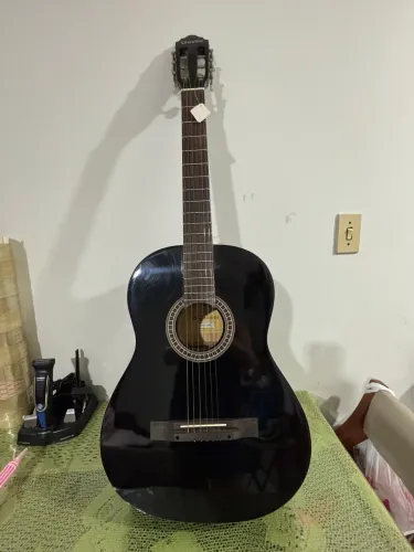 Vendendo um violão