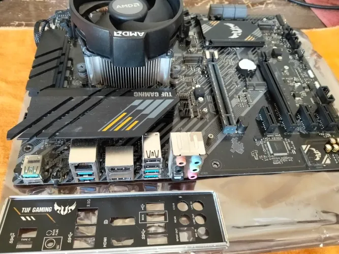 Placa mãe B550 plus e Ryzen 5 1600 (sem memória).