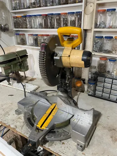 Serra meia esquadria Dewalt 12?