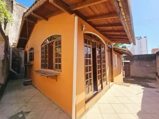Estreito casa a pouca distância da Beira-Mar Continental.
