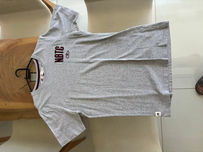 Camiseta New Balance NBTC Original Cinza Mescla Bordô - Tam. M?