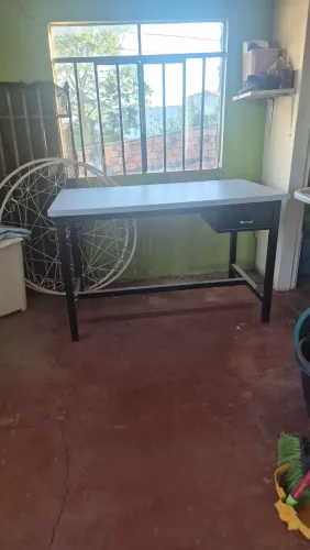 Mesa estilo industrial com gaveta